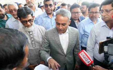 নিরাপদ ও স্বস্তিদায়ক ঈদযাত্রা নিশ্চিত করতে রাজধানীর বাস টার্মিনাল পরিদর্শনে সড়ক মন্ত্রী শেখ রবিউল আলম