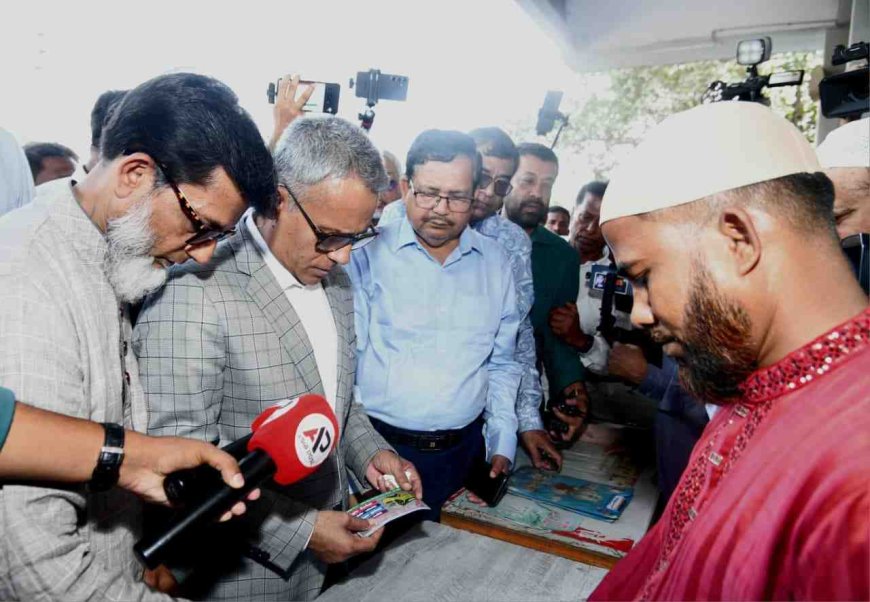 নিরাপদ ও স্বস্তিদায়ক ঈদযাত্রা নিশ্চিত করতে রাজধানীর বাস টার্মিনাল পরিদর্শনে সড়ক মন্ত্রী শেখ রবিউল আলম